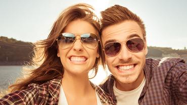 Paar zeigt Zähne beim Selfie