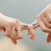 Bild zeigt Hände eines Paares mit Anker-Tattoo